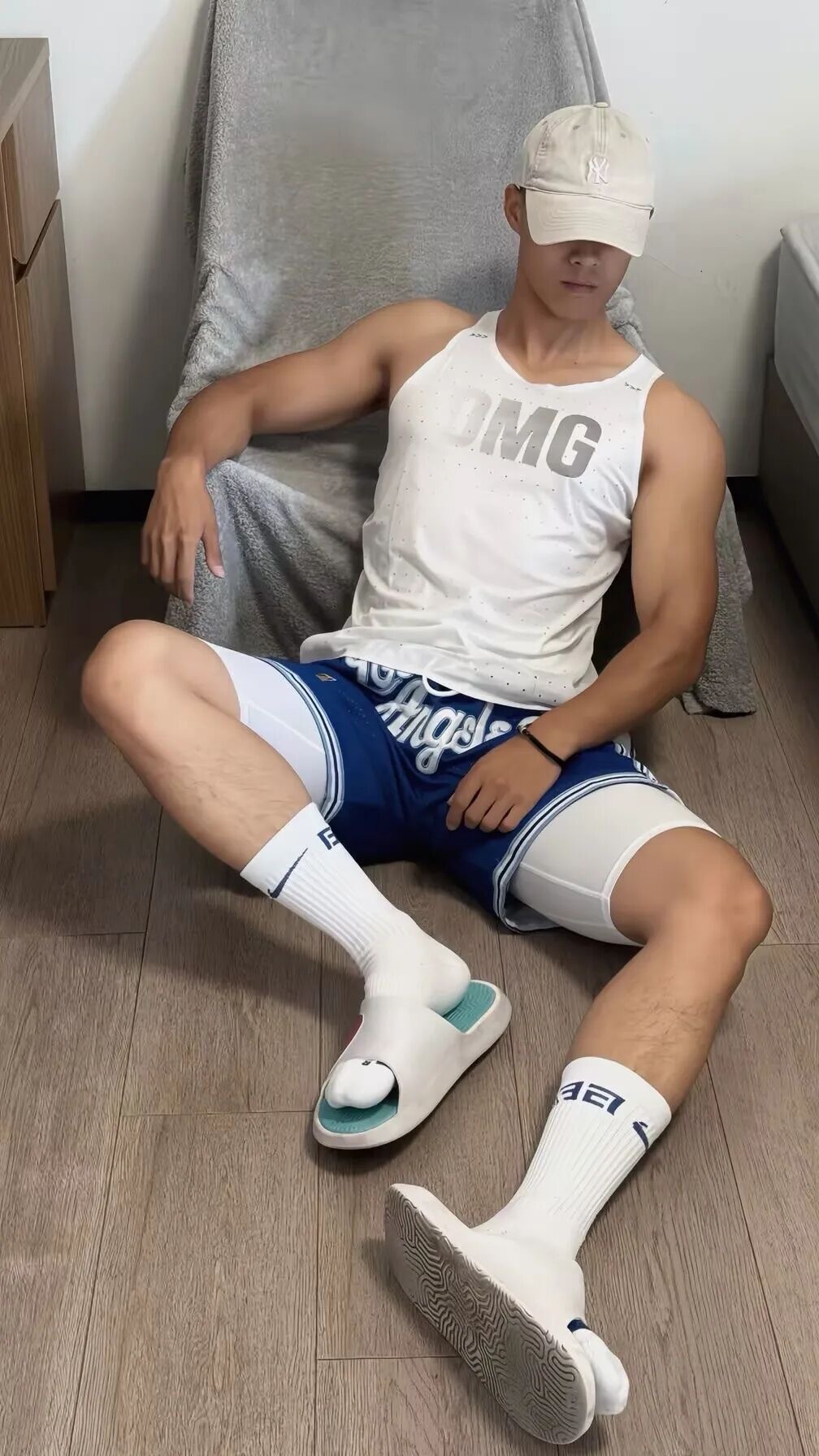 真正的强大，不是对抗一切，而是允许一切发生，接纳一切存在，在无常中守住自己。 ​