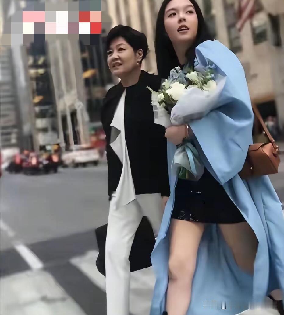 哈文和央视主持人李咏的女儿法图麦长相落落大方，感觉身高都超过了妈妈，她手上捧着鲜