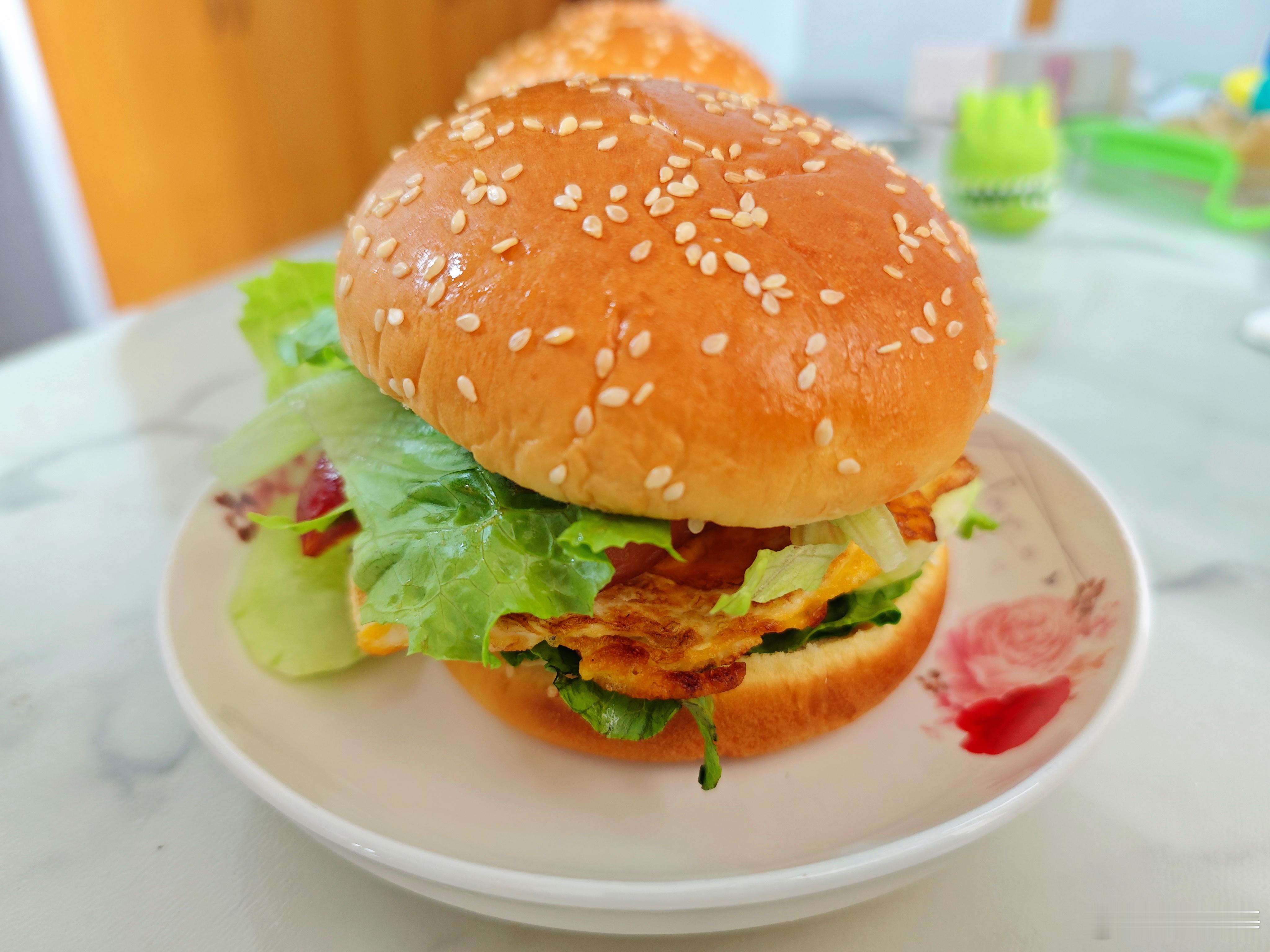 早上做了一个加料版汉堡🍔 话说山姆这个汉堡面包口感还可以啊…  ​​​