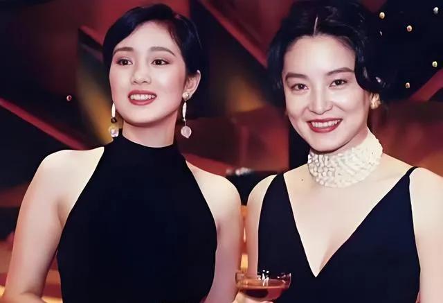 不愧是巩皇，强如林青霞都被直接秒掉。

一张娱乐圈最重量级的合影，巩俐和林青霞。
