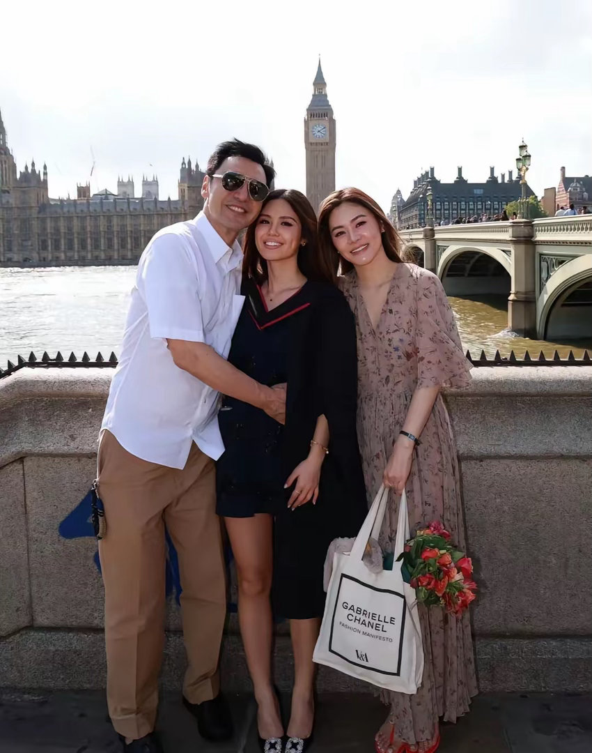 73岁钟镇涛和老婆范姜到英国伦敦参加女儿的大学毕业典礼，22岁钟懿穿着一身学士服