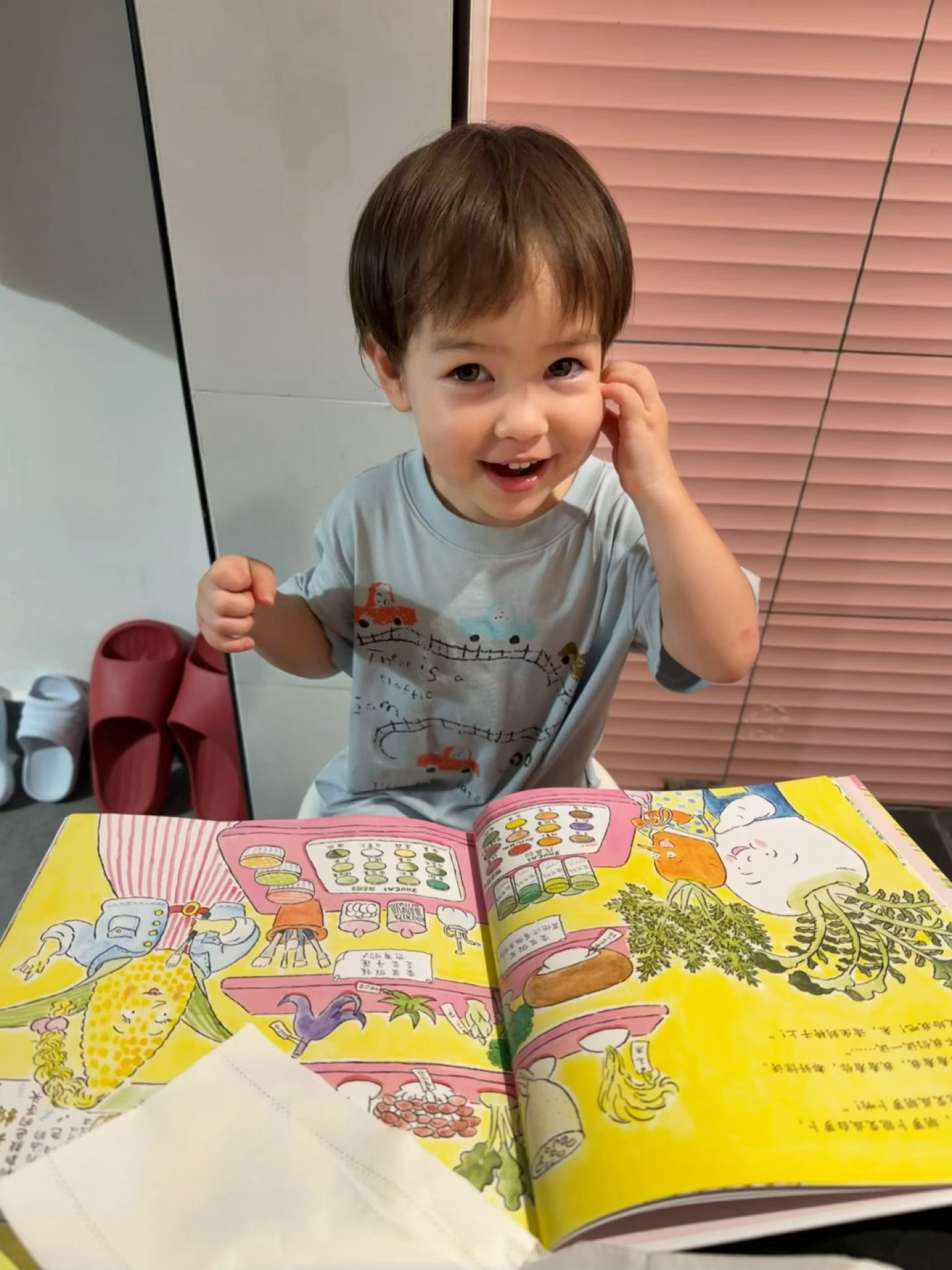 正在上厕所，眼前突然出现一本书、又出现一个凳子、又出现一个小孩。小孩把我封印在马