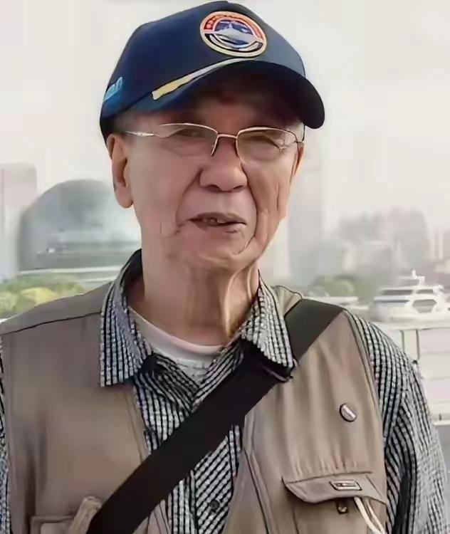 “眼泪止不住了！”沂蒙山舰停靠上海，91岁海军老兵没有参观资格，拿着1953年的