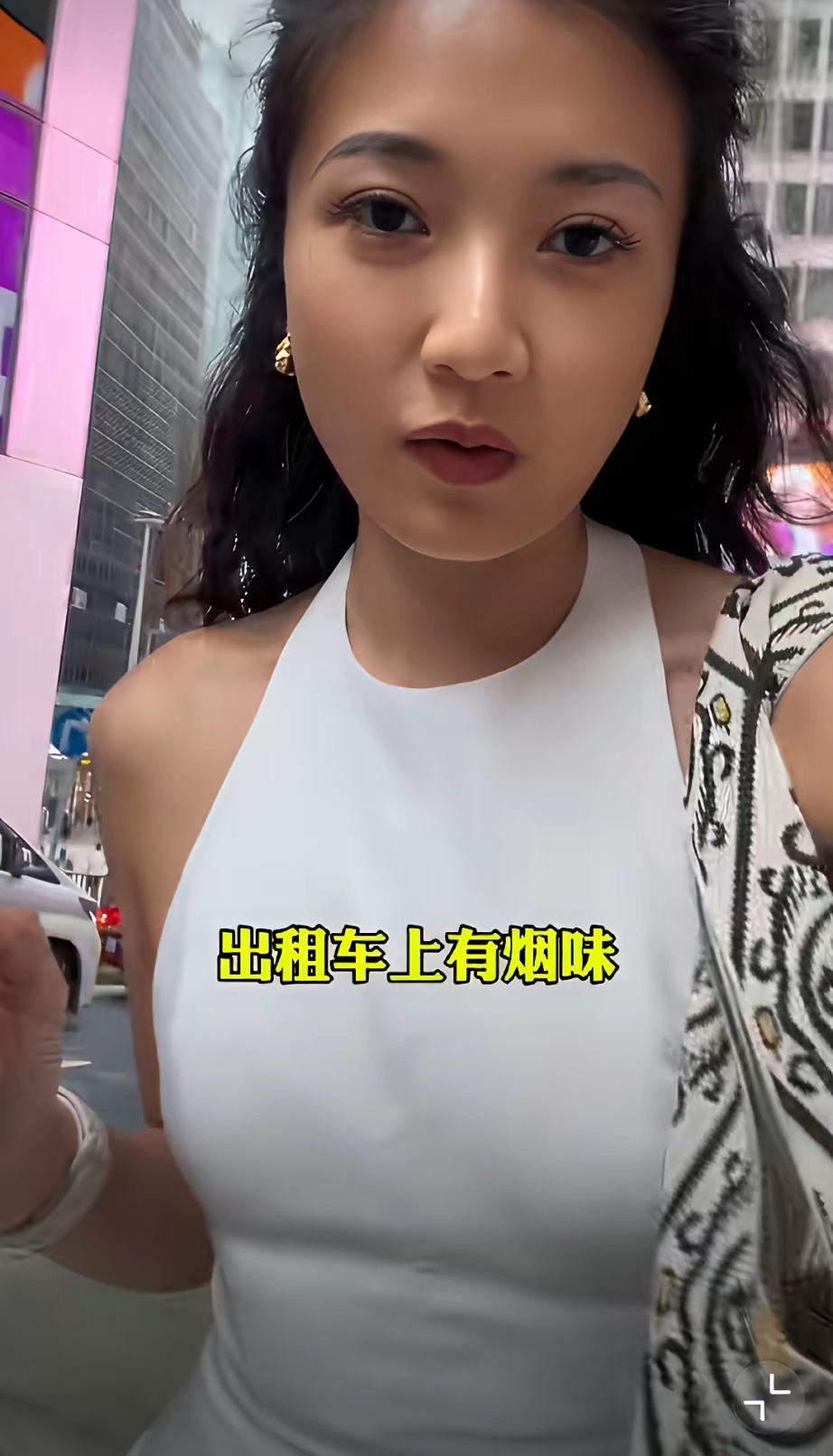 闻惯了麻味，闻不惯烟味？ 定居伦敦多年女子回国吐槽，认为国民素质有待提高。回乡短