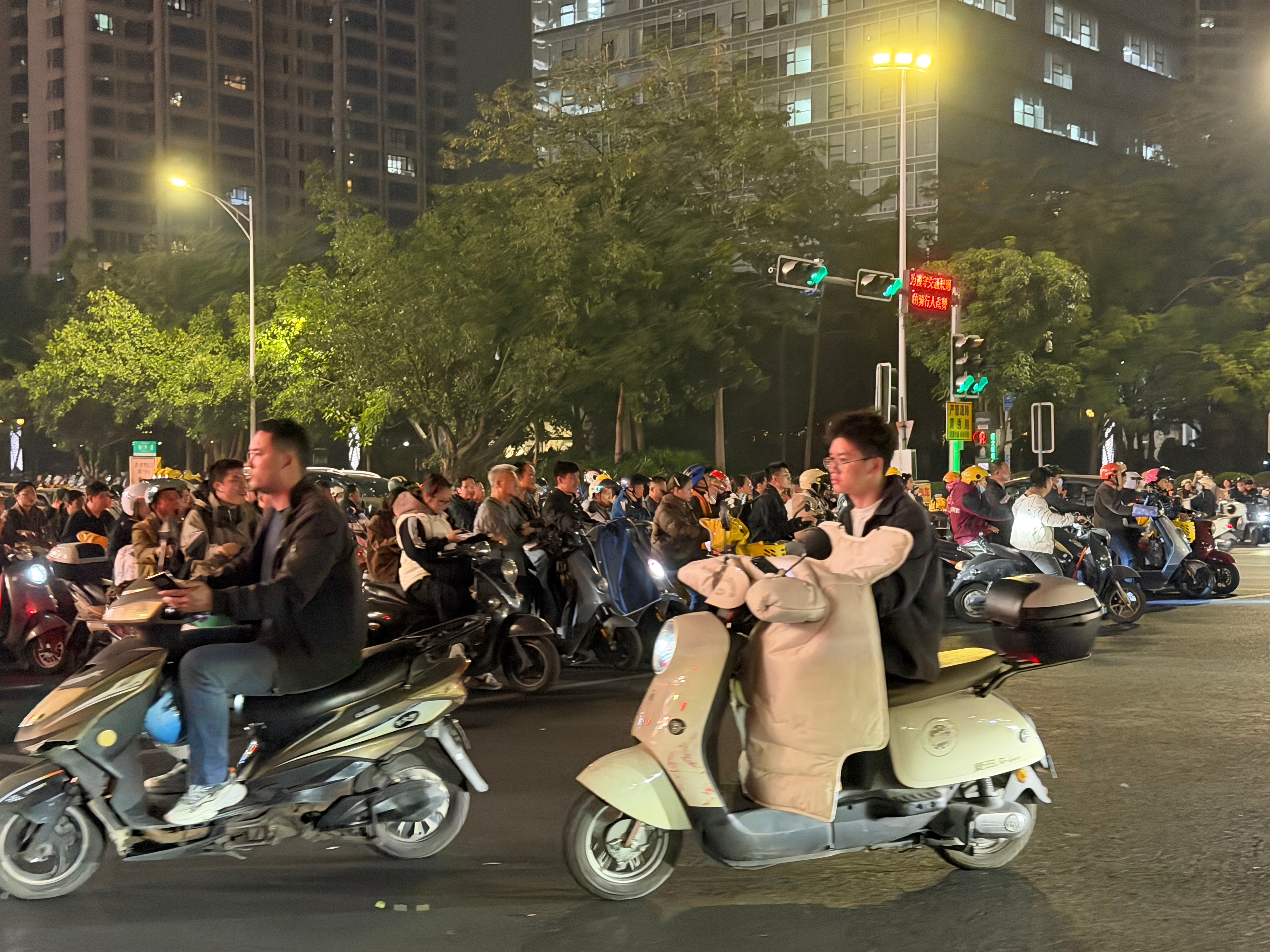 早之前一直对广西的电动车大军没什么概念直到我看到十字路口的第一排等灯的不是小汽车