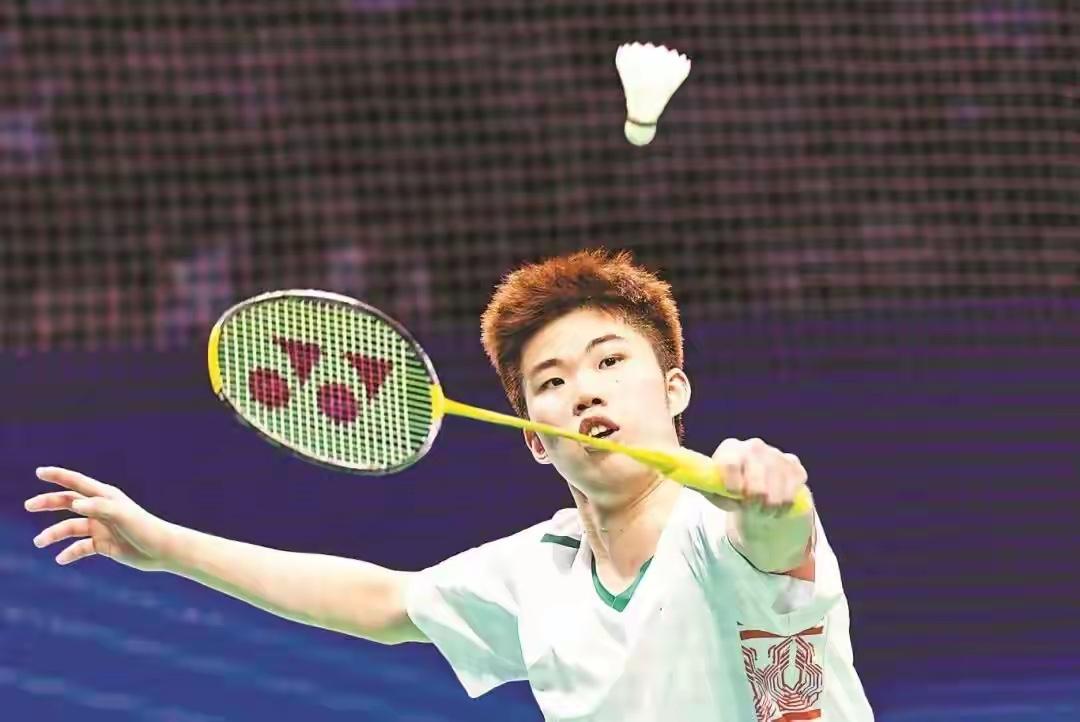 翁泓阳在亚锦赛顺利开张，因为他的首轮对手林俊易赛前退赛，他这是准备保送翁神进决赛