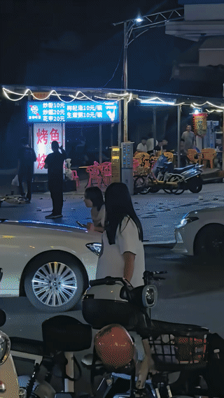 网友在街头拍到一名年轻女子站在车头前面竟然被汽车顶着往前走？
看起来真是非常危险