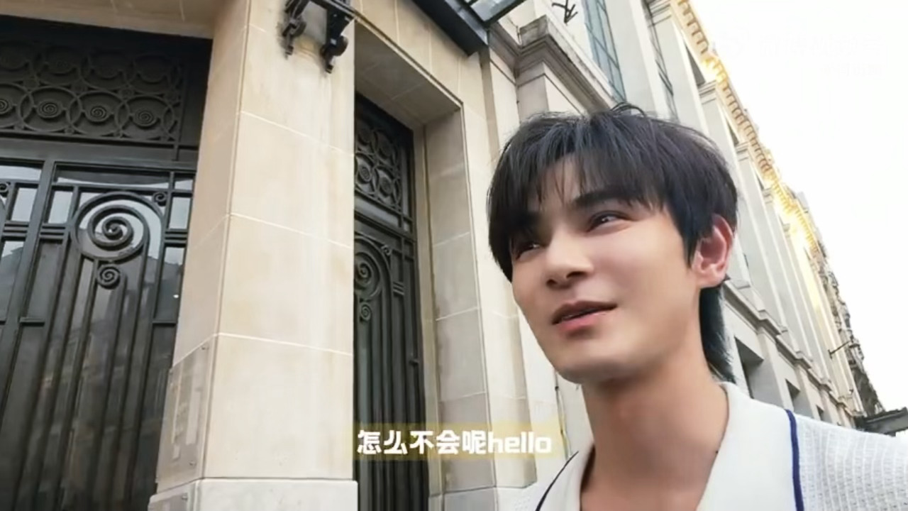 谁懂这一句何伟回答说“怎么不会呢，hello ～～”上一句肯定是何衍朝又急又气问