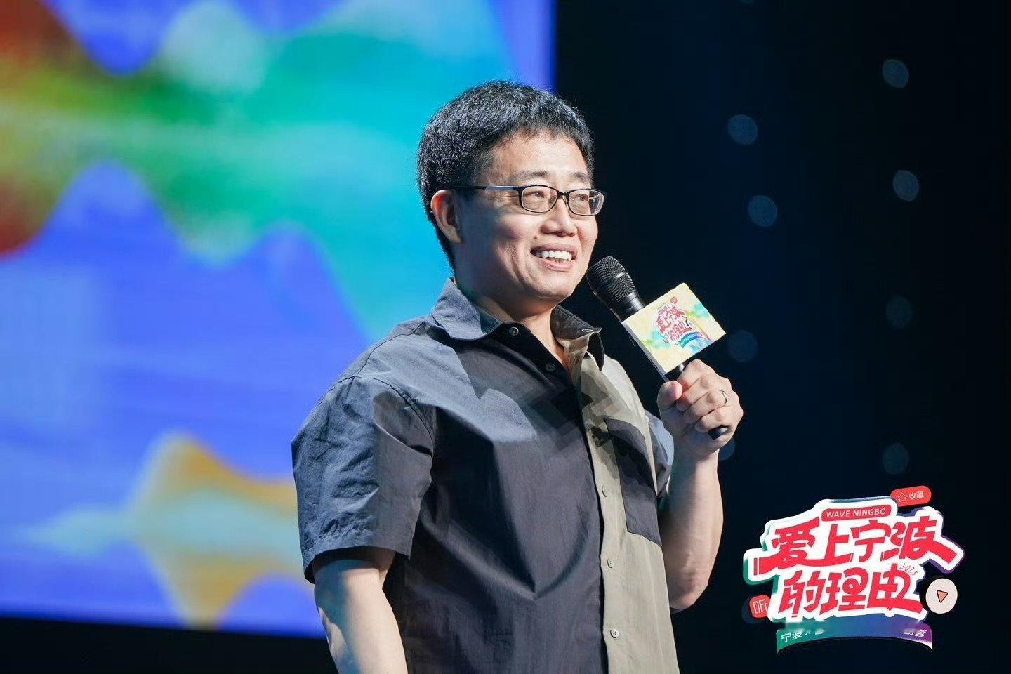 黄西本人超亲和还自带幽默buff，简单穿搭也挡不住满屏才华～现场普通话里穿插着宁