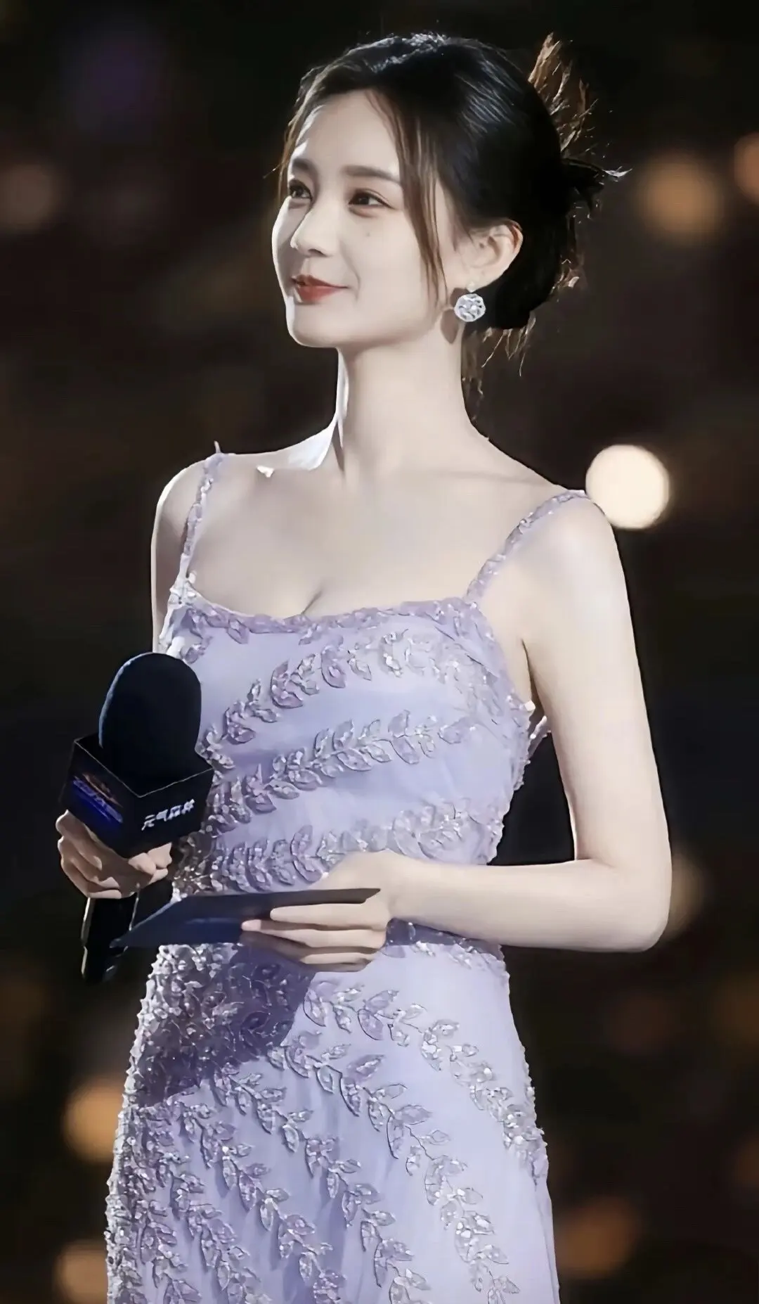 李一桐 紫色裙装穿搭，紫韵流光仙姿绰约！