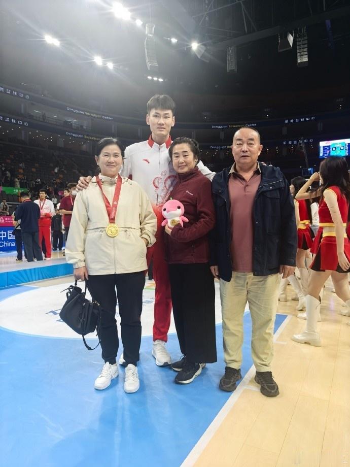 王睿泽发文有亮点，怎么都突出“家庭”色彩，注册到广东体育局，这投资有眼光

就广