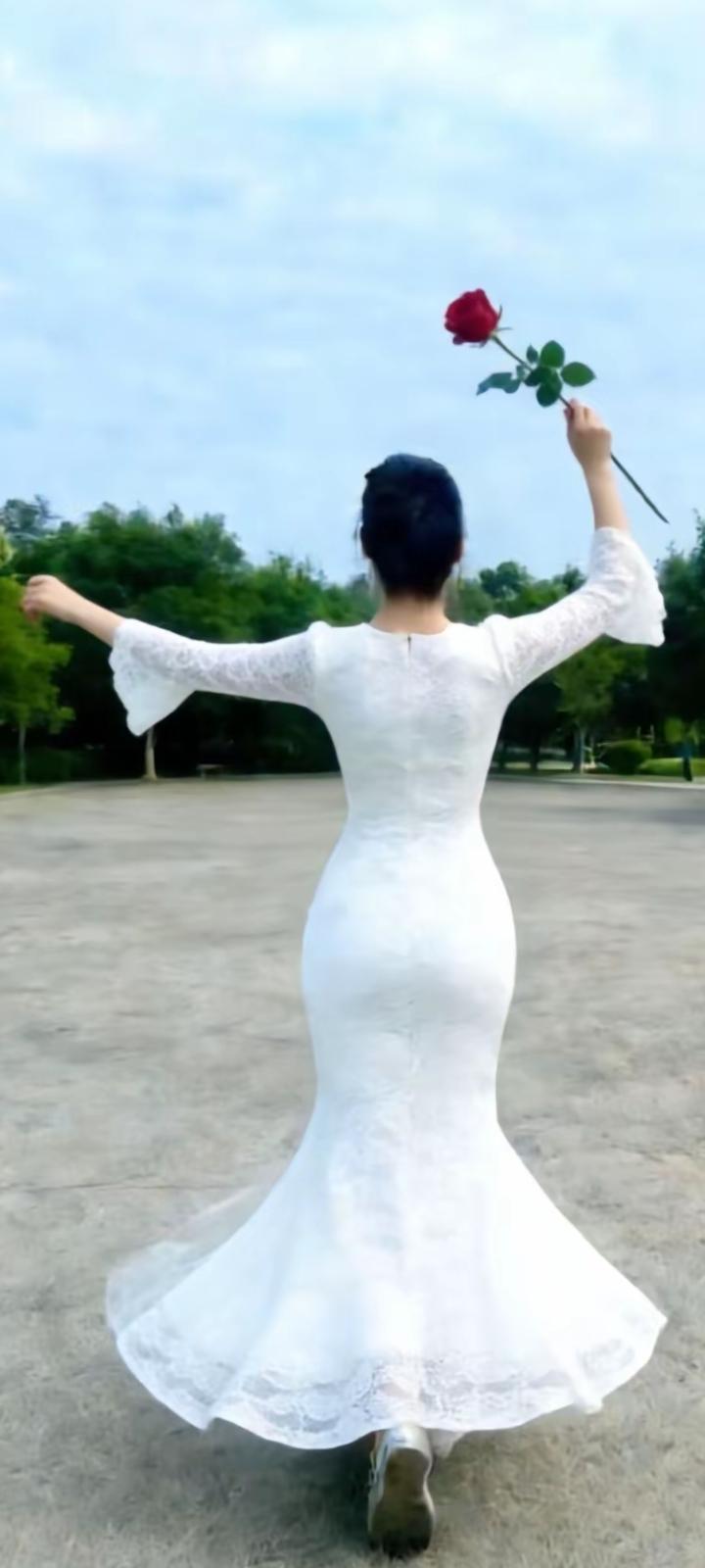 试对：

月移青山动
舟顺绿水流

******

网图侵删