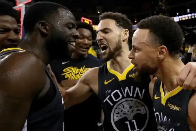 这是NBA今天最神仙的剧情了！没有之一，
库里:我今天休息！
克莱:收到！格林: