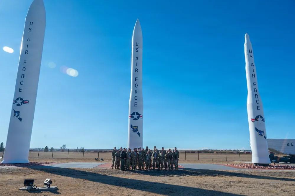 2026年1月6日，第90导弹联队领导层、及首席军士长于在怀俄明州F.E.沃伦空