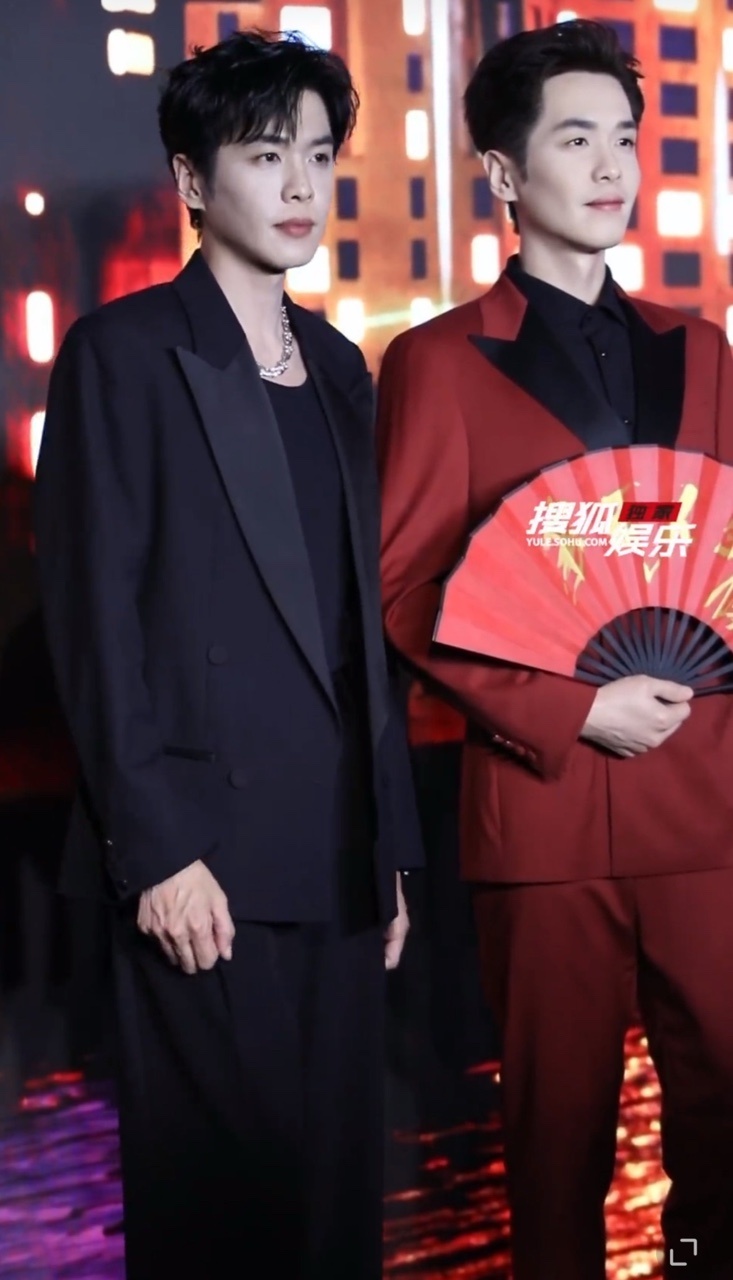 娱乐[超话]张若昀和蜡像合影张若昀蜡像揭晓 ​张若昀蜡像揭晓 ​​​