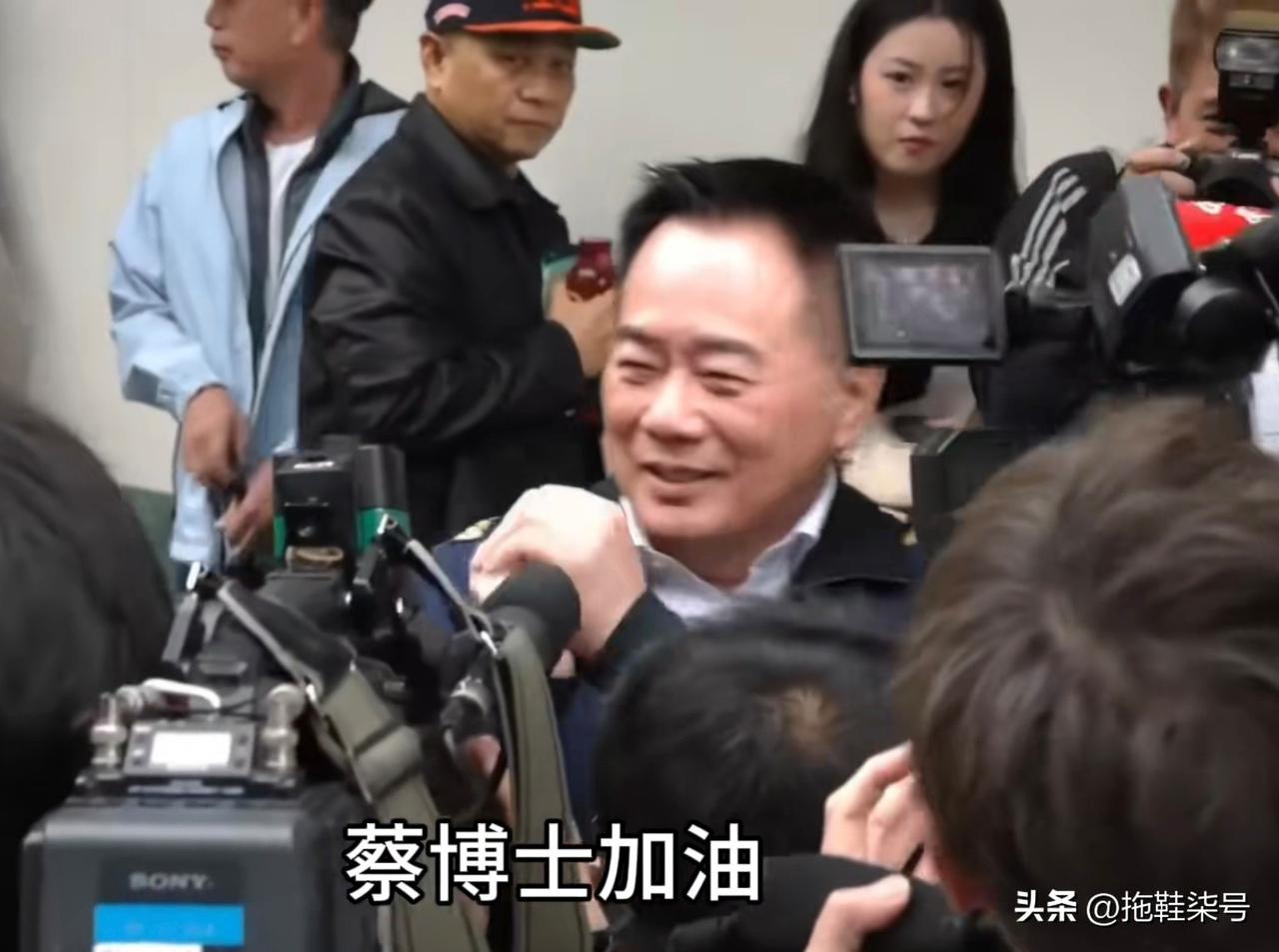 蔡正元今日（27日）正式入狱服刑，馆长、翟翾、柳杰克、苏恒等冒雨到现场送行，好兄