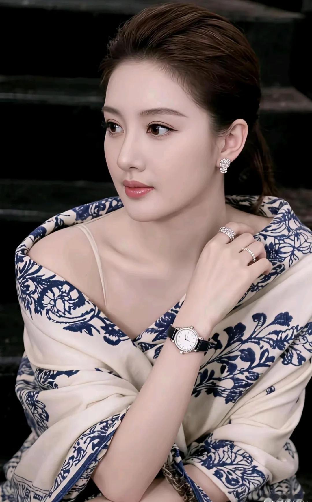 美丽俏佳人
清韵佳人