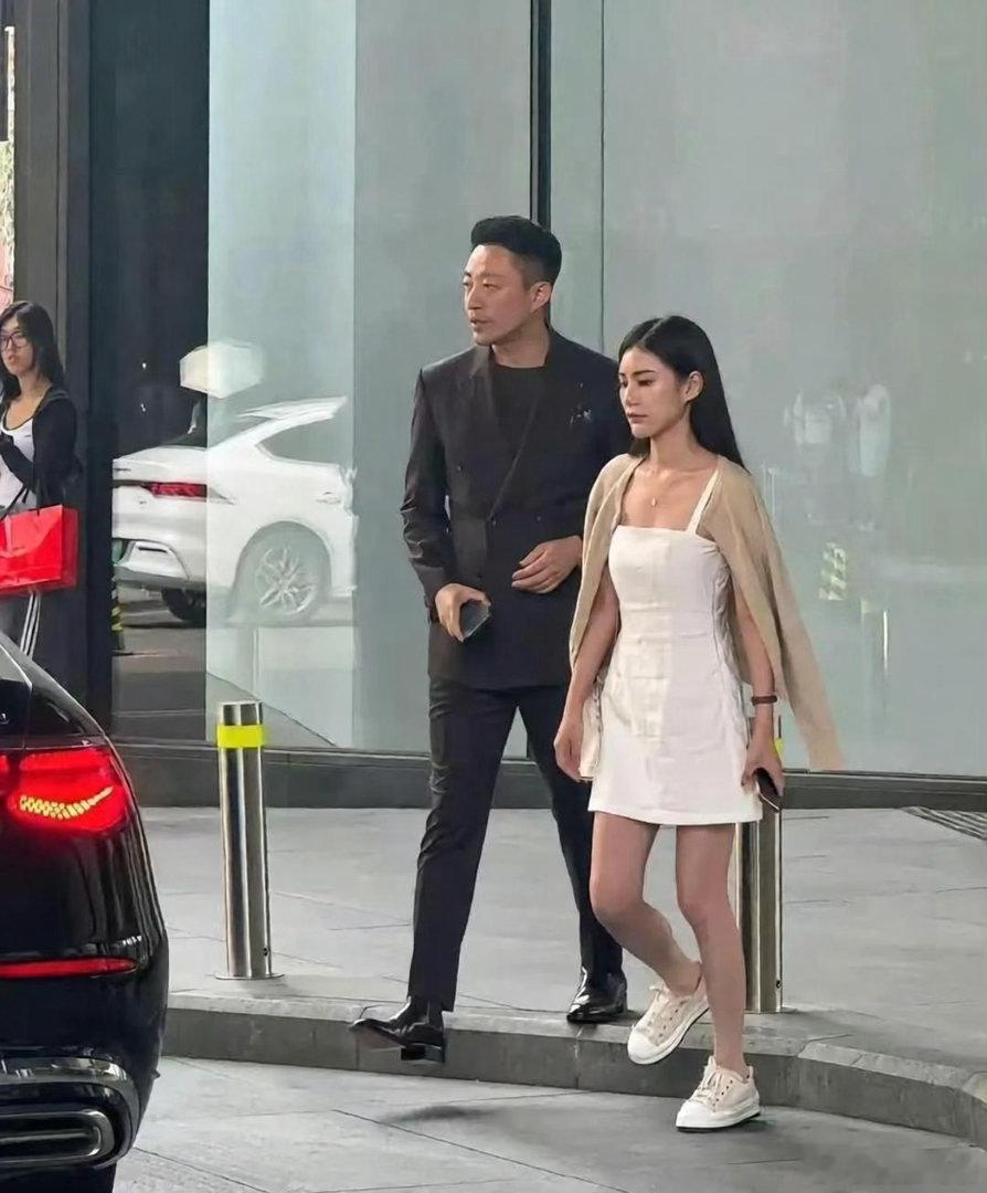 汪小﻿菲个子真不算矮，但这鞋‎穿⁠得也﻿⁠⁠太一言难尽了﻿吧？﻿ 
