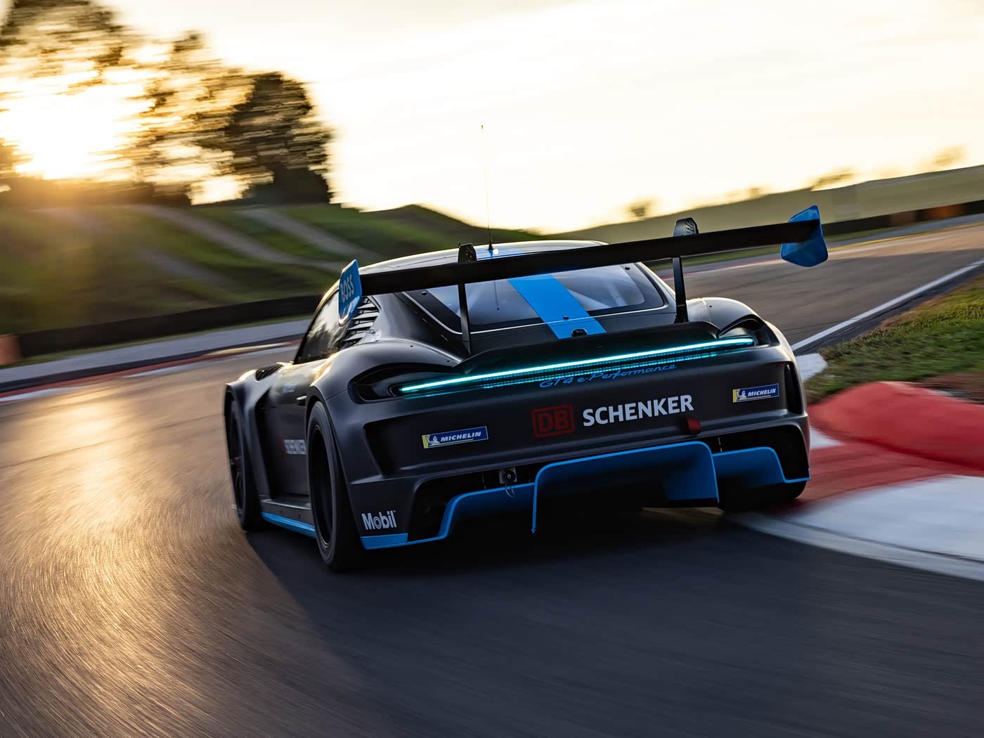保时捷 Cayman GT4 e-Performance 