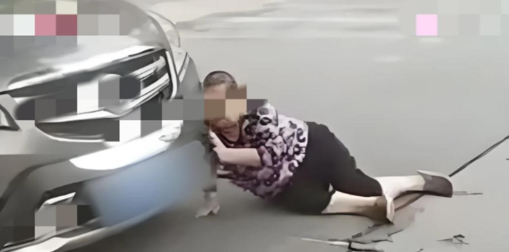干的漂亮！”2021年，辽宁沈阳，一大妈在街上看到路上停了辆豪车，往车灯上一蹭，