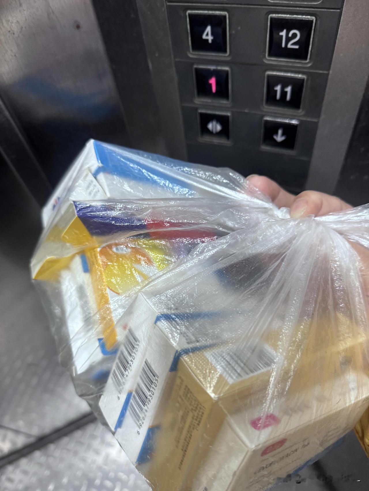 家里的药过期了，我把它们装进塑料袋扔到了楼下的垃圾桶里。

我女儿感冒了，她在抽