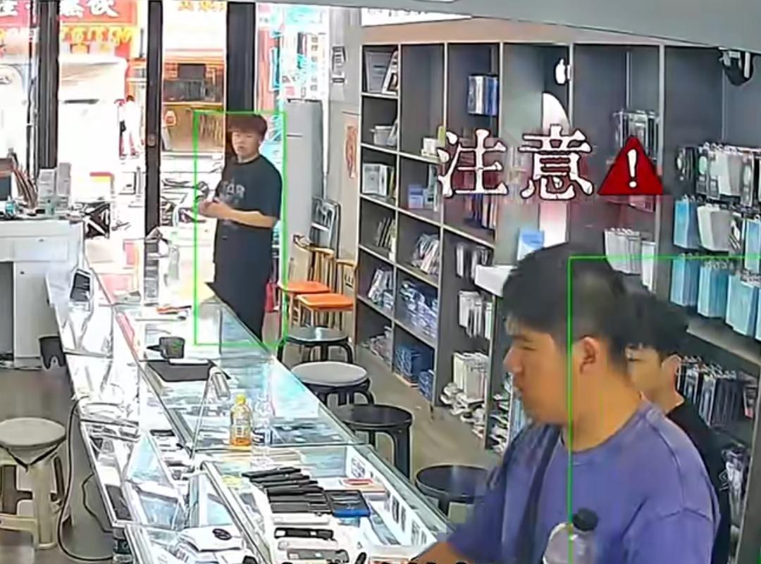 一名男孩走进街边手机店，径直拿起冷饮便匆匆跑开，起初店主误以为是恶意白嫖。拍下视