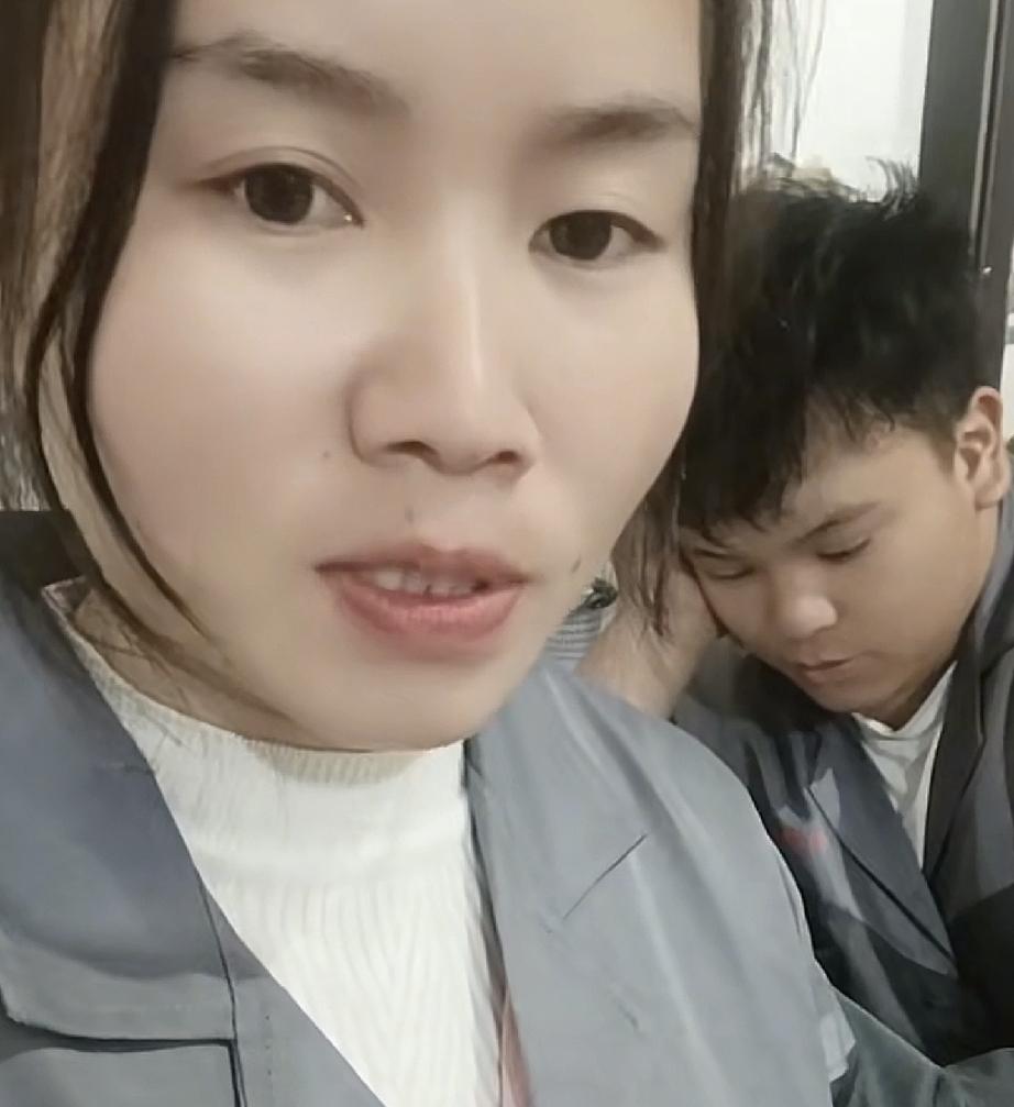 小小徐嫂子开直播
直播间在线人数4000人左右
小小徐嫂子说了一段话网友猛赞
 