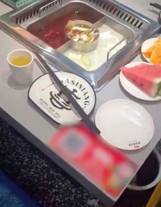 中午我在朋友圈发了张就餐处用膳的影像，没想到女孩后果格外地过分, 吵嚷着要去食堂