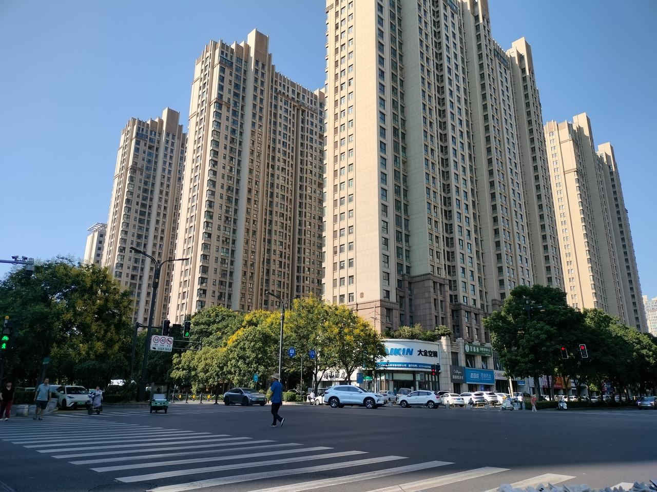 洛阳这天气啥毛病？开风扇盖毛毯，到底是热还是冷？
洛阳的天气逐渐恢复正常了，有点