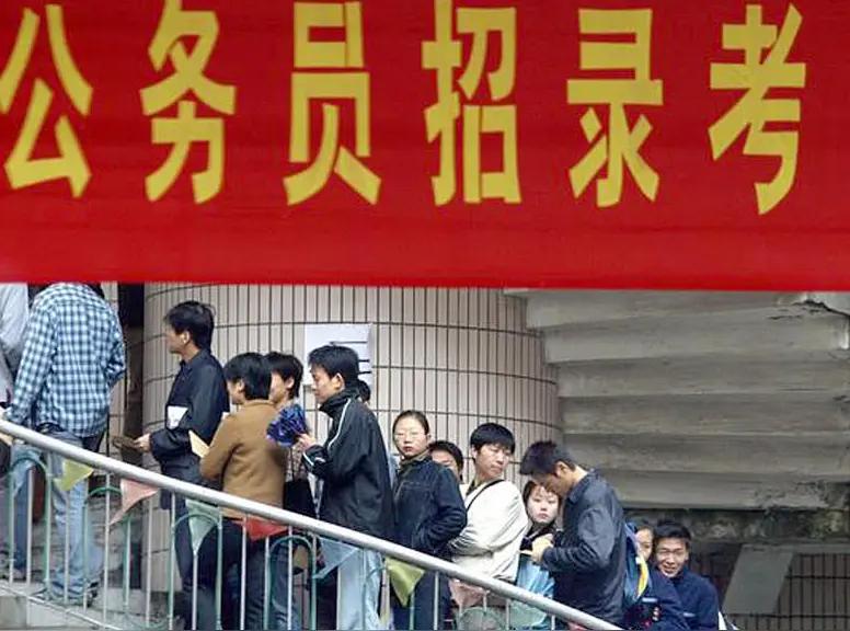 我读书的时候特别羡慕端铁饭碗的人，不用风吹雨淋日晒挣的比农民多。
   儿子读书