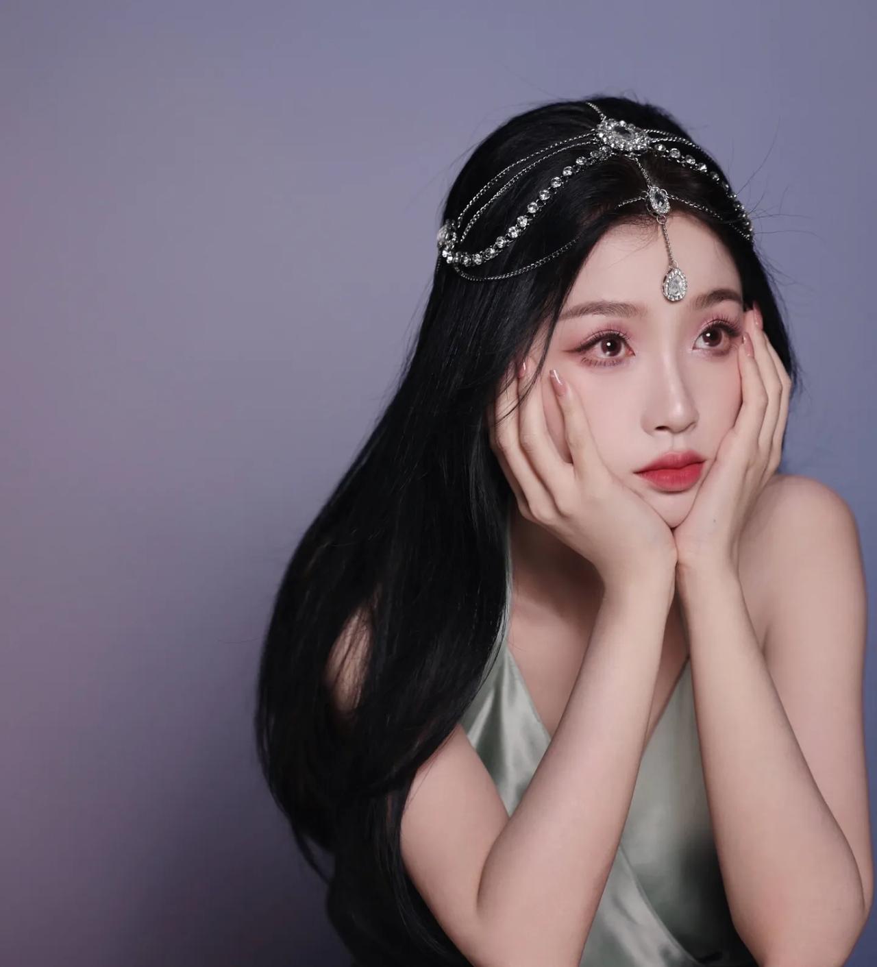 虞书欣这个造型是怎么回事，一点都没看出是她来，一方面我是佩服化妆师的本事，另一方