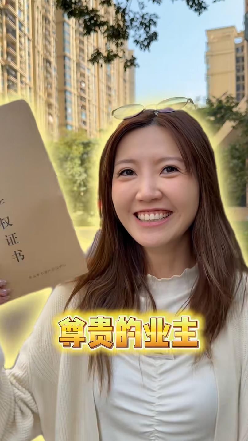 33 岁女港星内地买房！夸1.5小时往返交通便利消费低，刚搬香港名校学区房。
香