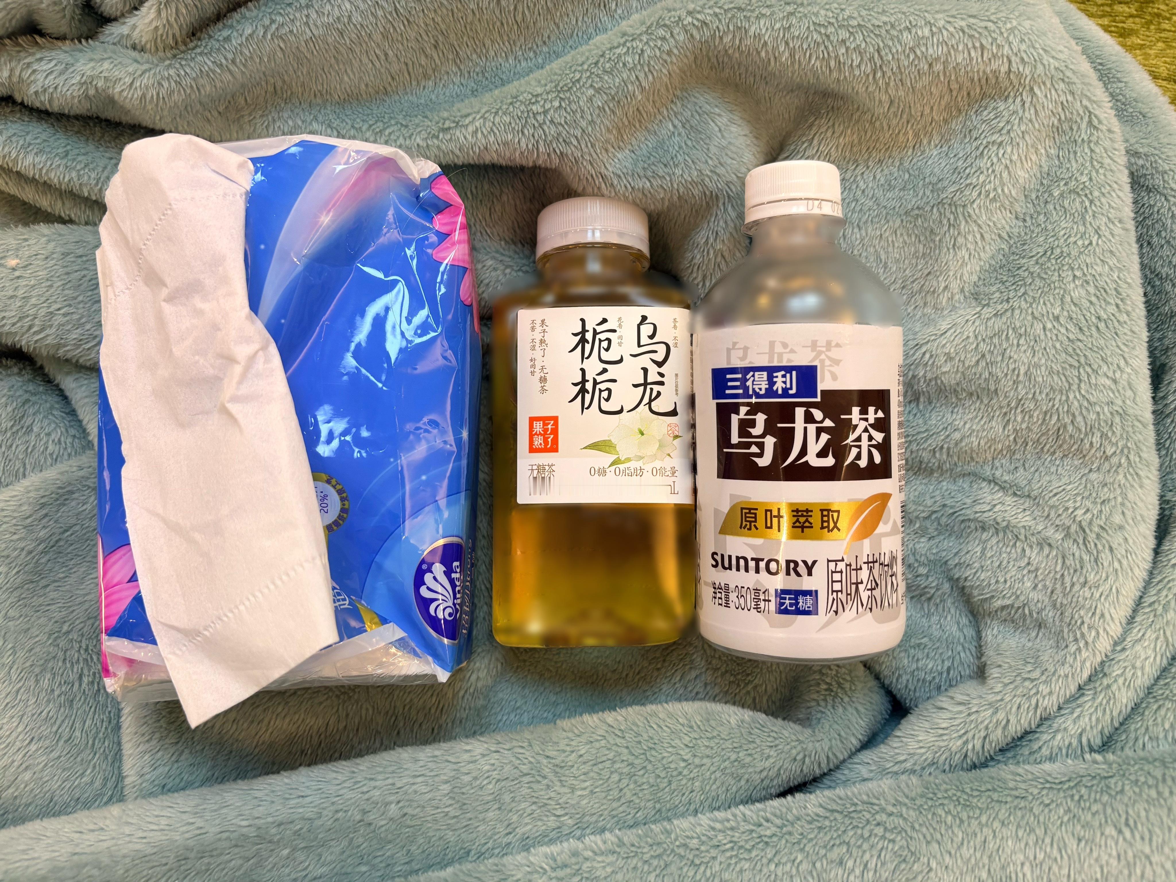 桀桀桀，继mini乌龙茶后又买到了咩阿栗喜欢的栀栀乌龙迷你版，太可爱噜！（纸巾是