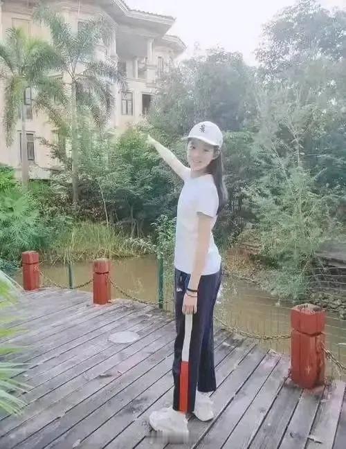 黄杨钿甜最新调查结果出炉
总结
1.耳环假的
黄杨妈妈说，是16年买到的水贝货。
