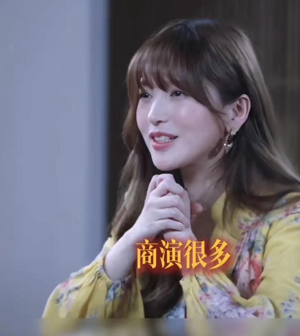 金莎坦言自己主要靠商演维持收入，说:“商演很多，三件套，是那个星月神话，被风吹过