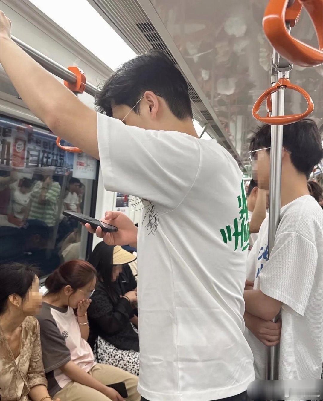 不懂就问，这衣服是设计的还是腋毛穿过了衣服？