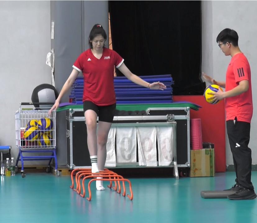 中国女排主教练赵勇透露，目前李盈莹还在根据医生的诊断和康复师的计划在进行康复训练