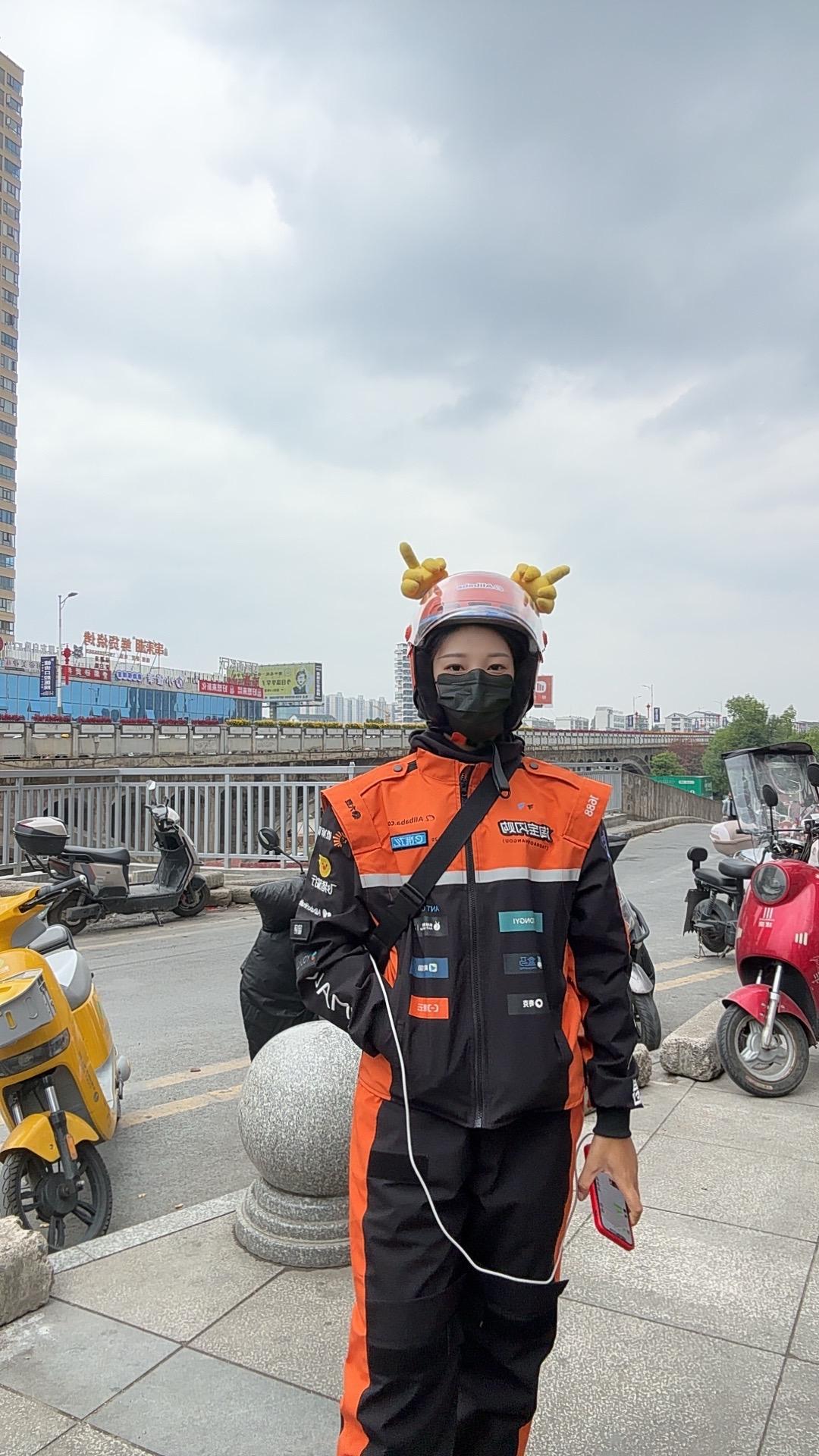 跌倒了就站起来继续跑 别忘了没钱的时候是怎么说跟你保持距离的