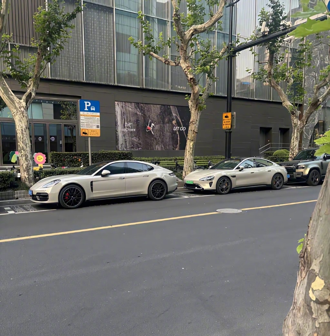 这两年出现了很多保时捷风格的国产新能源，这里面最出圈的可能就是小米汽车生活手记大