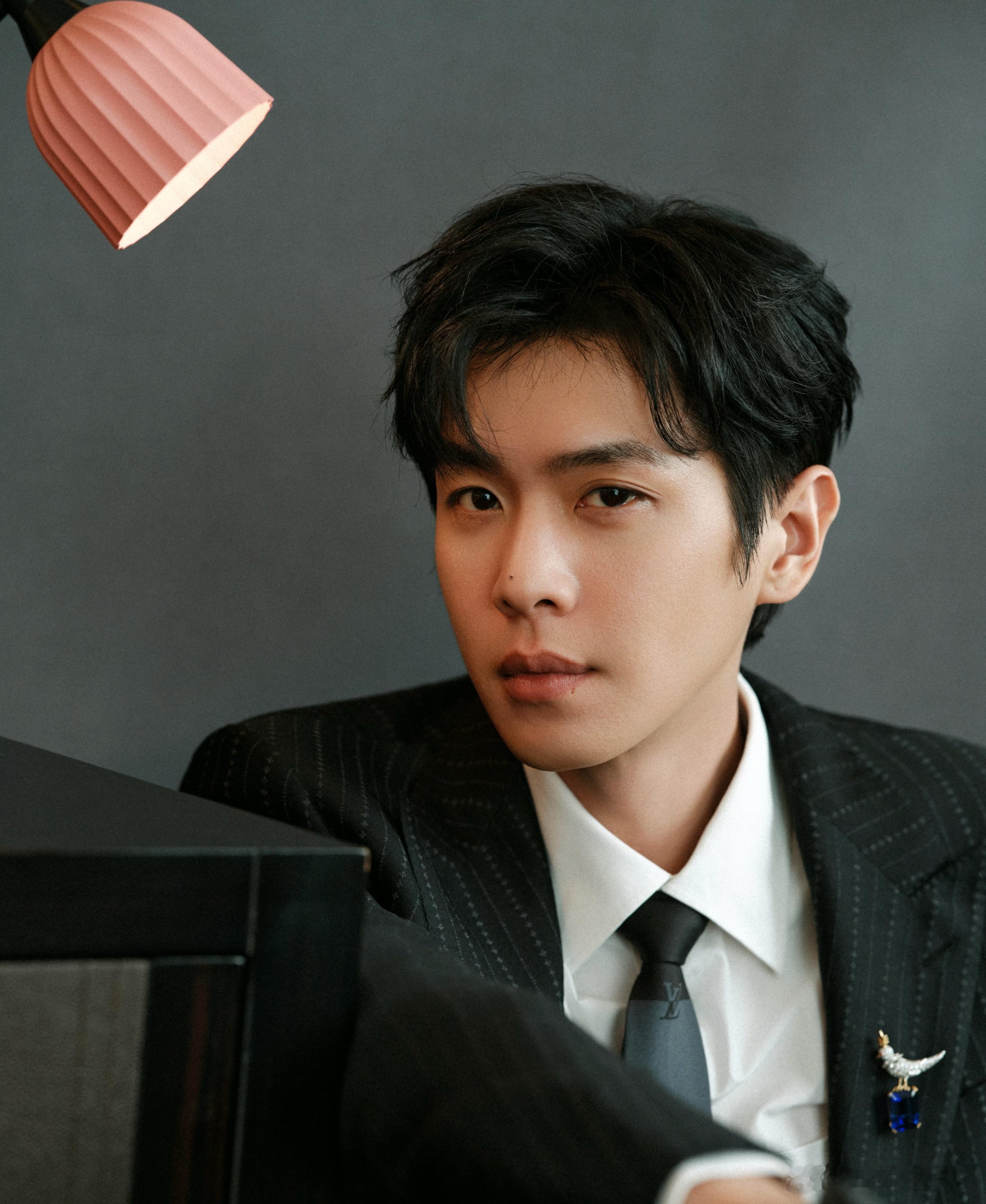 张若昀钟楚曦领衔主演开端张若昀出演正午阳光电影《开端》，这部电影挺有意思的，是用