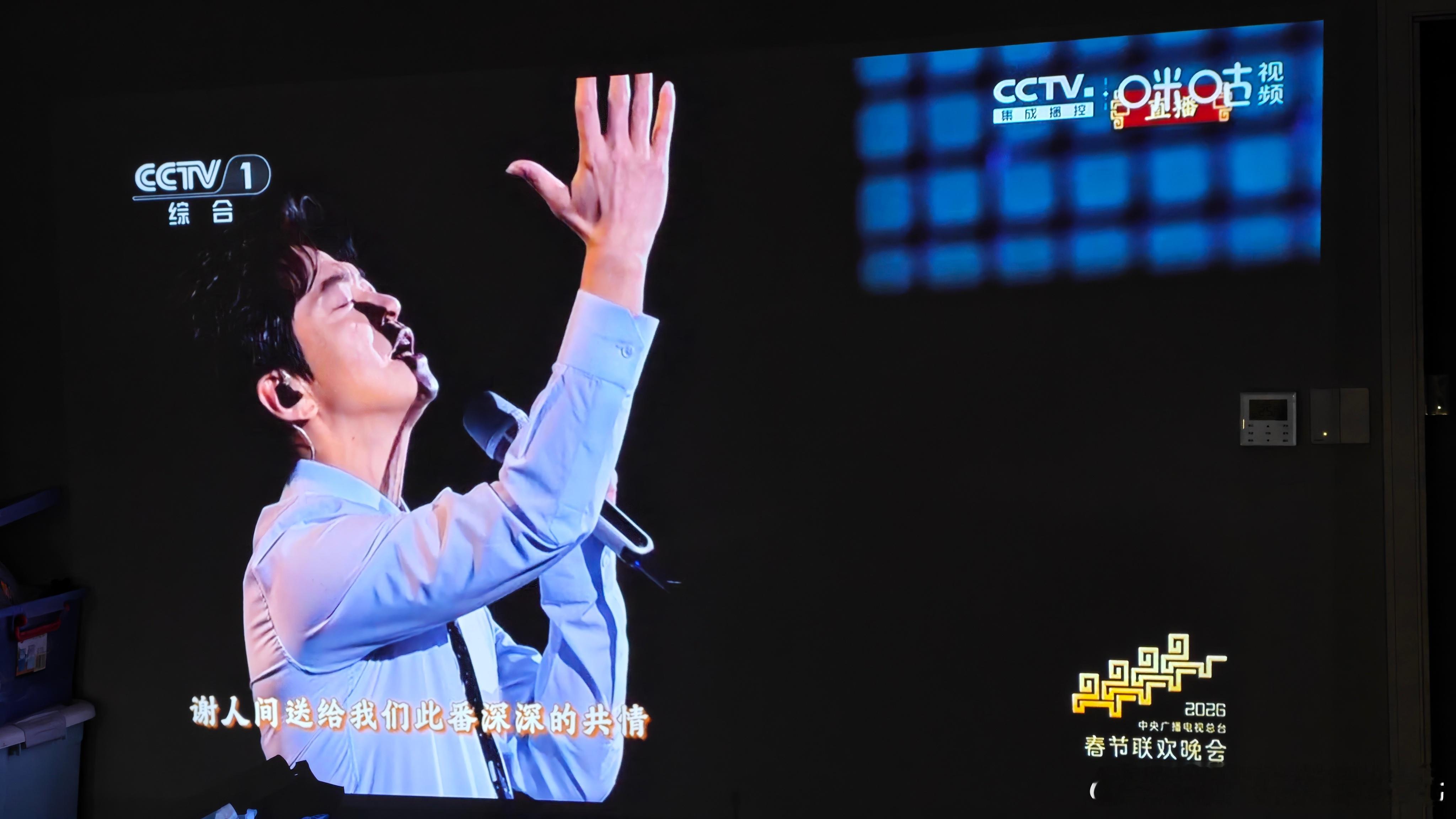 的歌永远是这么优美，让人能静下心来好好听。上次李健上春晚时30多岁，现在已经50