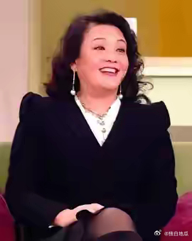 俩位母亲，曾经的一对亲家母比较一下：张兰本科就读于北京工商大学企业管理专业，硕士