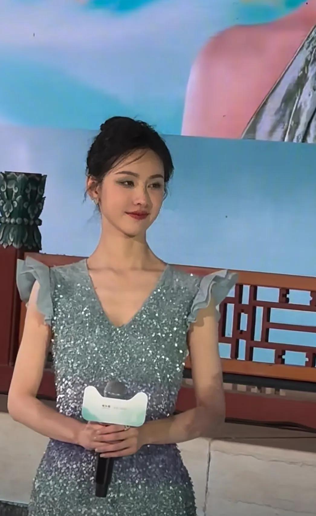 怎么会有人脖子这么长啊！这体态太绝了吧！颐和园发布会看到了陈都灵，嘟嘟是我见过驾