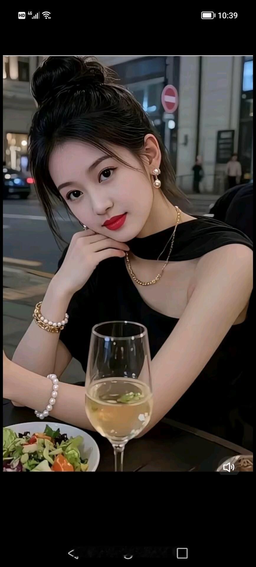 夜晚的浪漫晚餐，精致妆容与美食相伴。