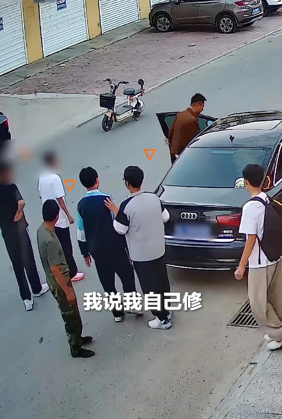 这下好了，全国人民都知道了！”黑龙江哈尔滨几名中学生在路上嬉戏打闹，其中一名穿校