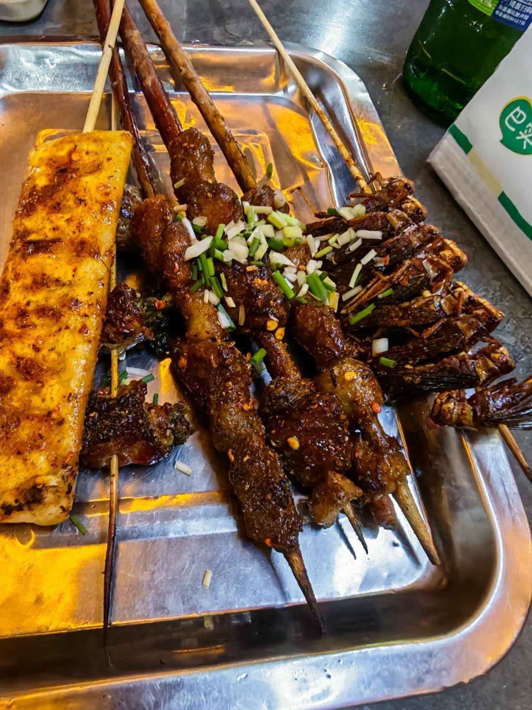 每天吃吃喝喝走走停停，有时候我觉得他不关心我，他好像只是想和女人🛏️，而我刚好