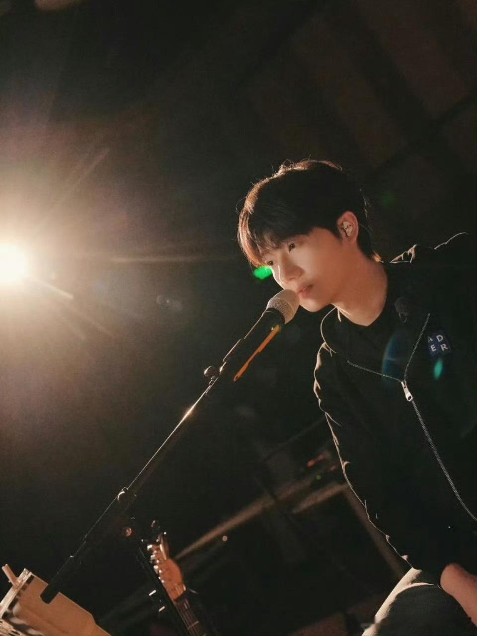 蒋敦豪朋友上千点赞才一百 蒋敦豪大型疑惑现场：好友列表躺满上千人，认真发圈却只有