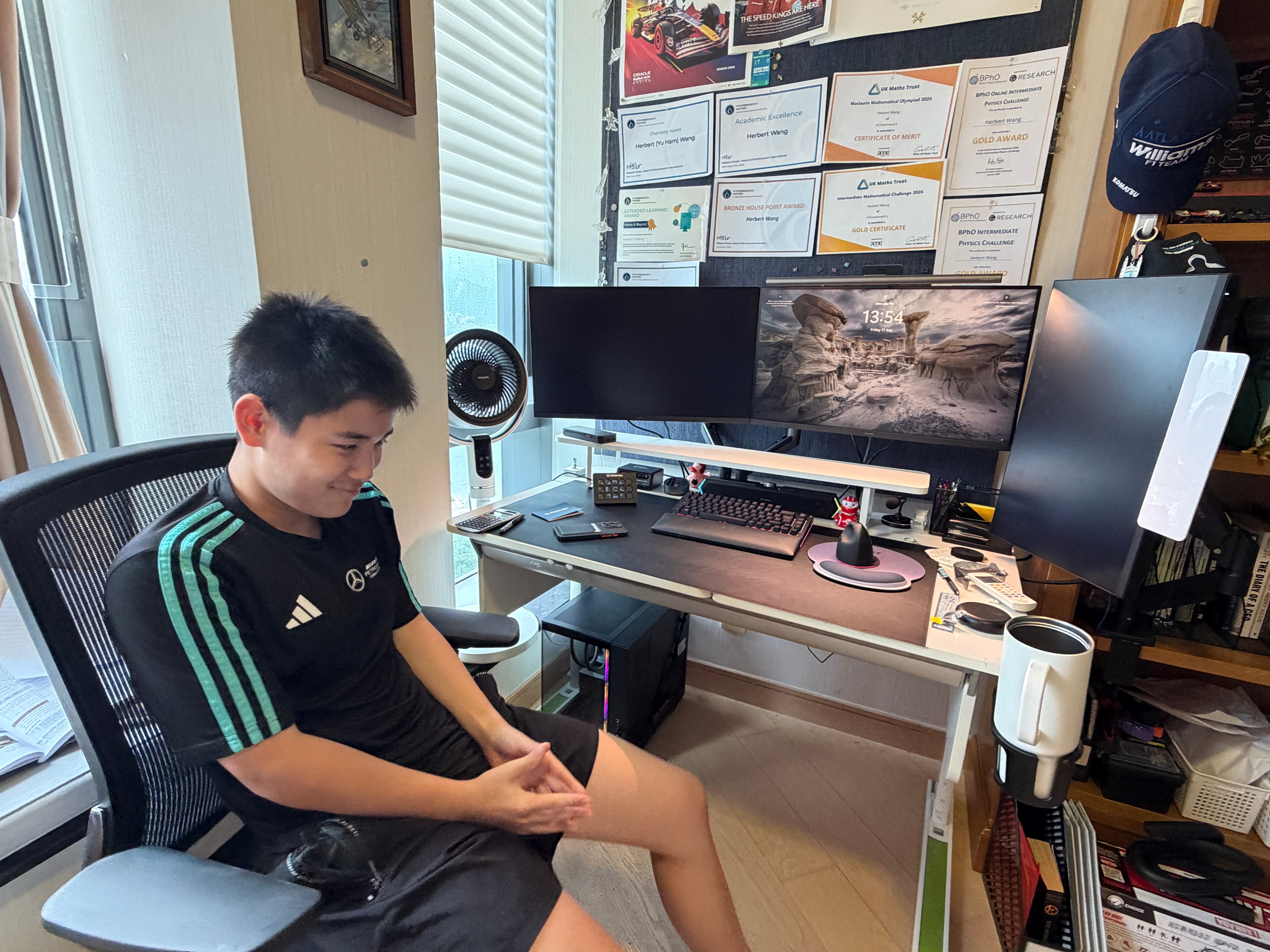 弟弟把他的房间整理得井井有条，收纳工具什么的都是他从pdd采购的。他嫌老汪电脑安