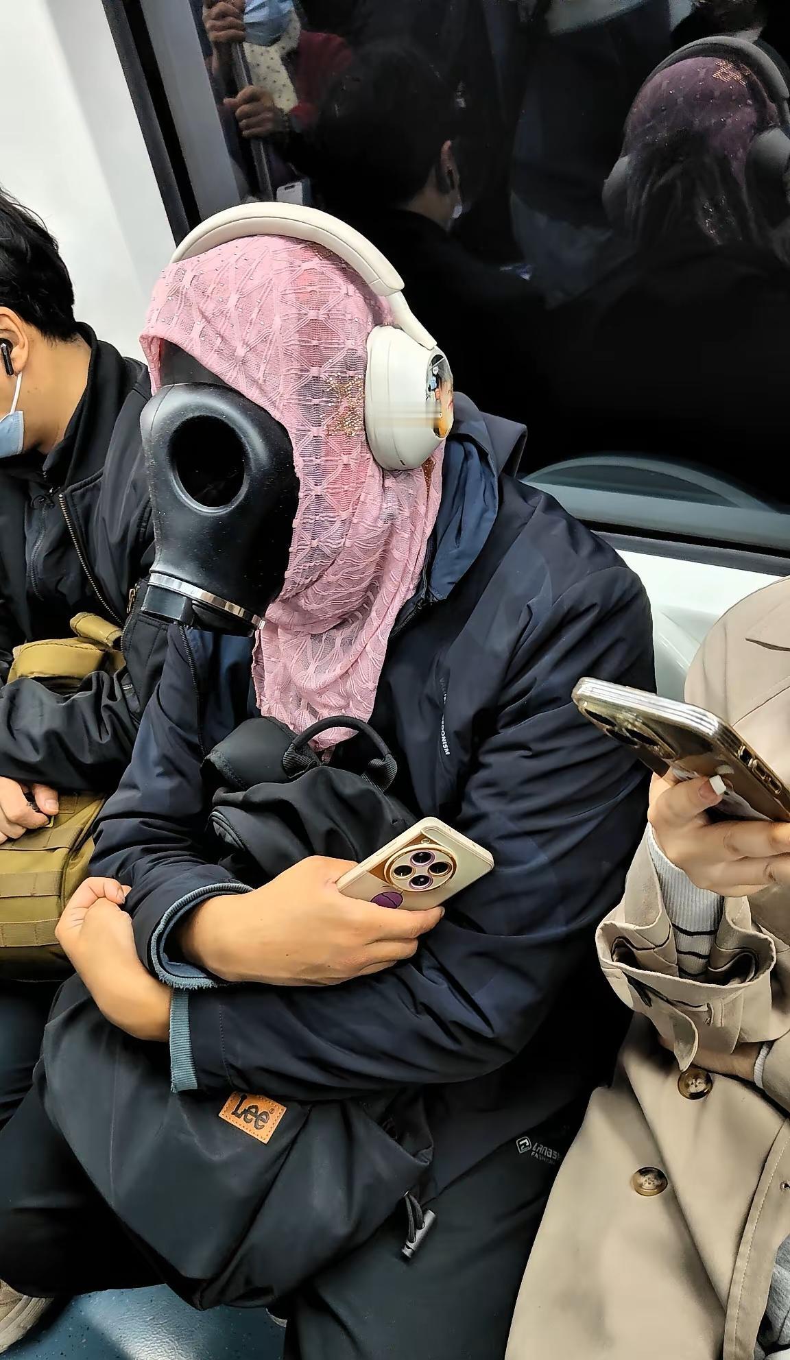 今天，北京地铁10号线，一位乘客
你怎么看？[捂脸]