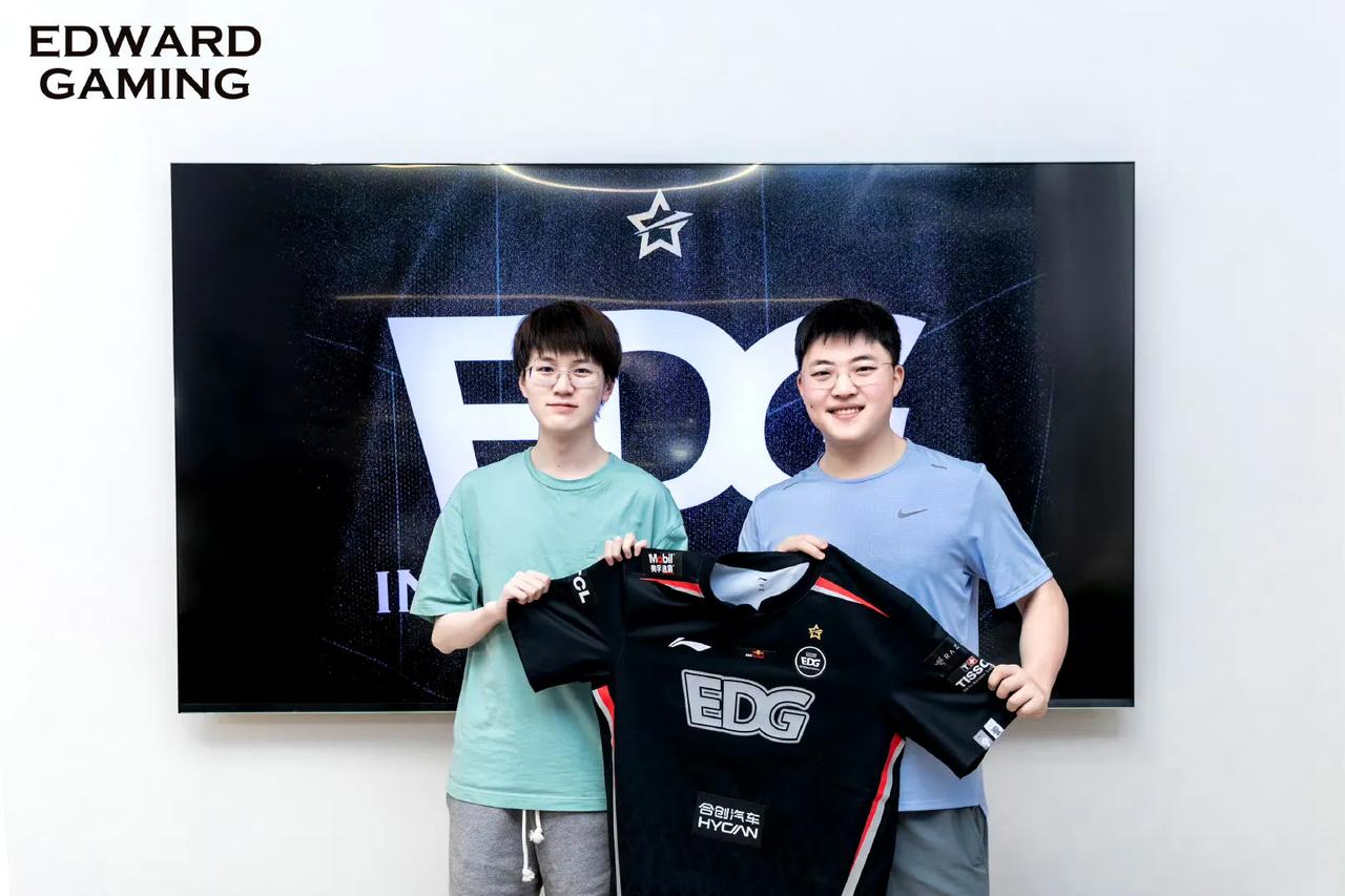 这都是来蹭合照的吧！
不出所料的Uzi加入EDG了，不过EDG这个欢迎确实有点隆